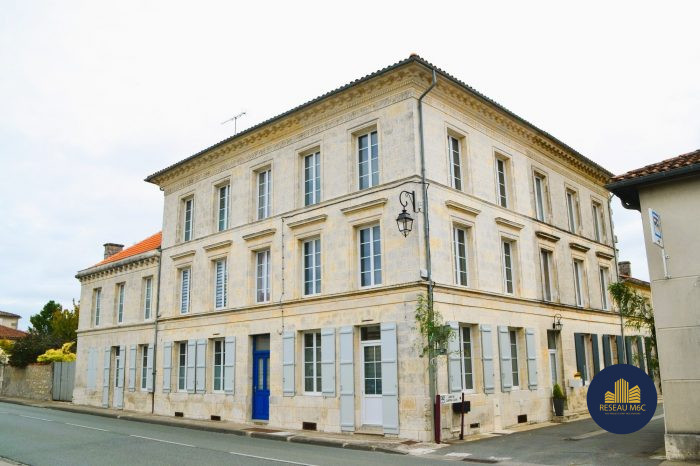 Maison bourgeoise à vendre, 12 pièces - Saint-Genis-de-Saintonge 17240