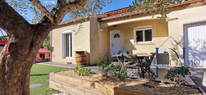 Confortable villa 4 pièces de plain-pied, exposée Sud, offrant un agréable extérieur et un garage.avec jardin, piscine et garage