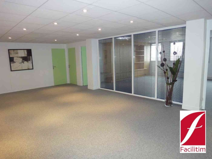 Bureau à louer, 78 m² - Montigny-le-Bretonneux 78180