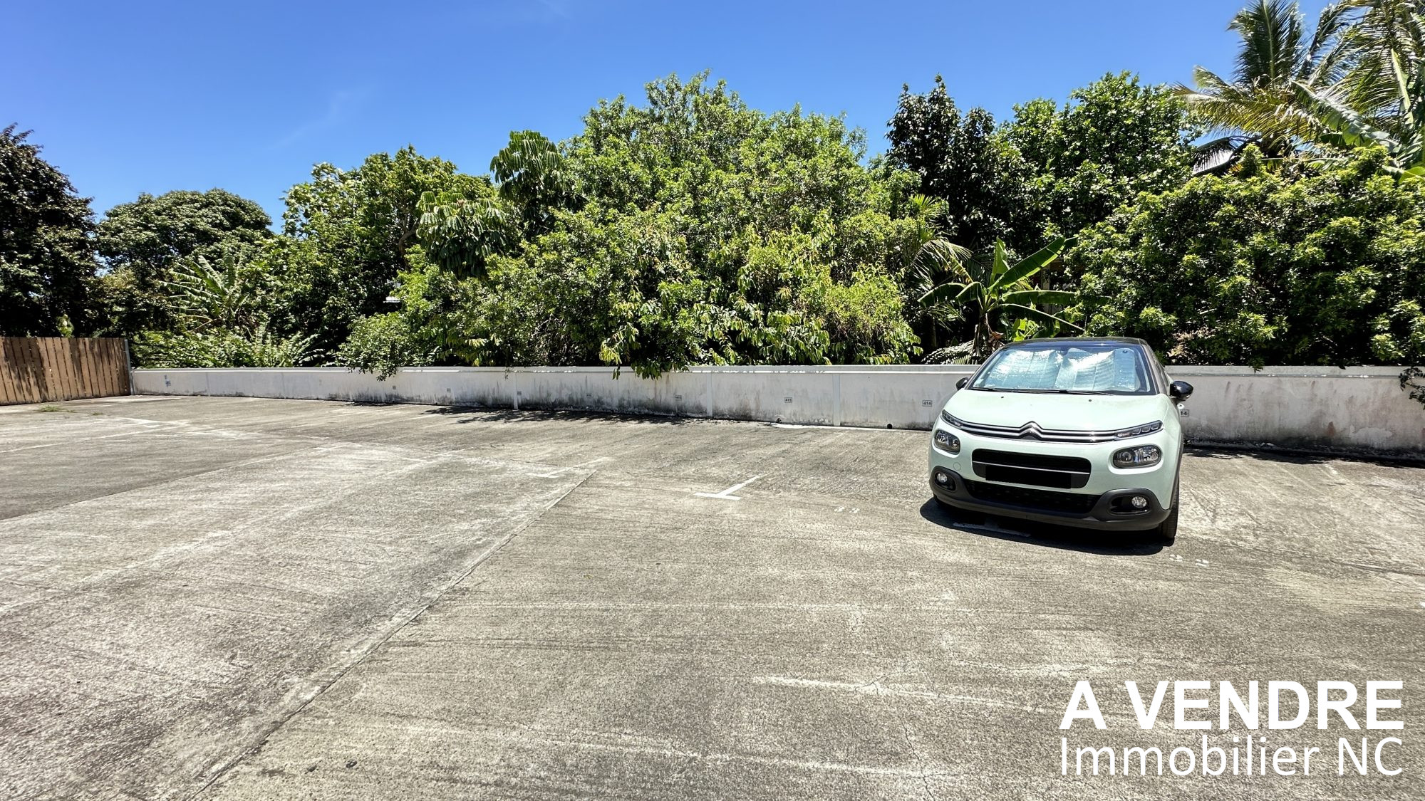 2 parkings + carport pour moto