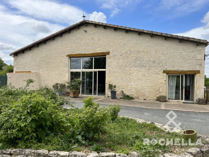 Maison de campagne à vendre, 7 pièces - La Foye-Monjault 79360